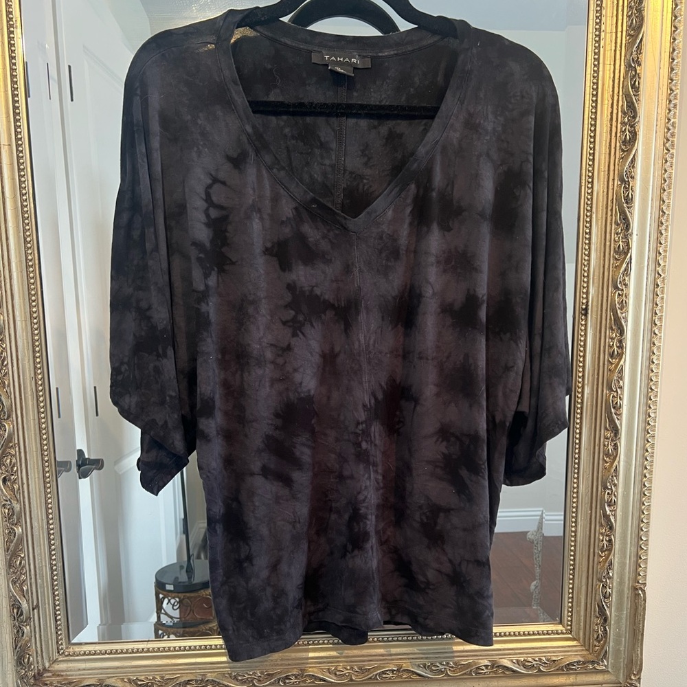 Size large Tahari short sleeve neck knit